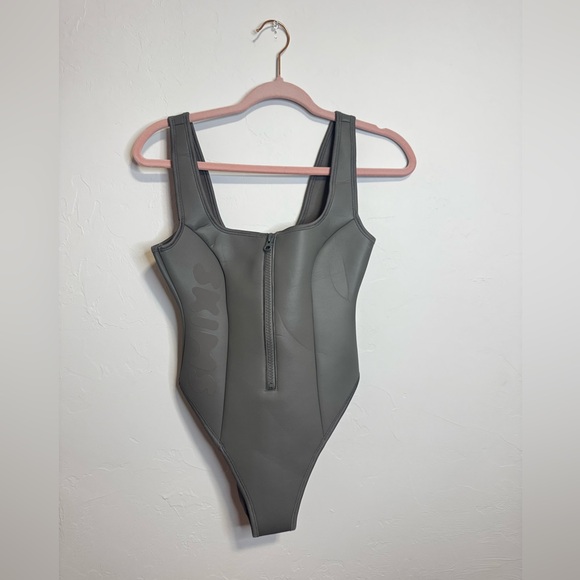 SKIMS Rubberized Scuba Swim Size Small One Piece with Zipper in Gray Chalk NWT - Picture 2 of 6